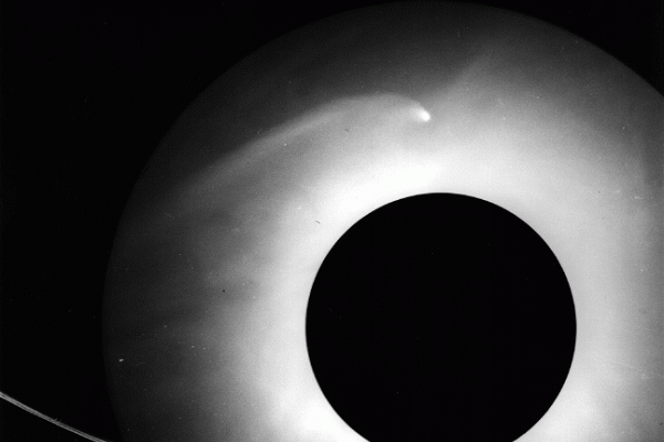 日冕彗星被面向太阳的天文台用日冕仪捕捉到的彗星