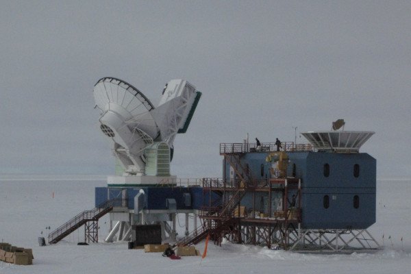 == {{int:filedesc}} == {{Information |Description ={{en|1=The Dark Sector Laboratory at [[:en: amundsen<e:2> <e:2> ' Scott South Pole Station| amundsen<e:2> ' Scott South Pole Station]]。左边是[[:en:南极望远镜|南极望远镜]]。右边是……