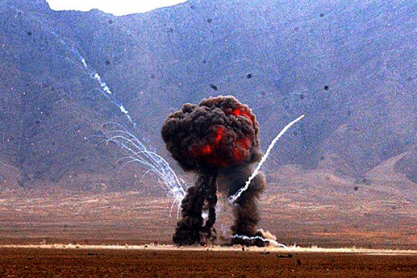 2004年12月2日，阿富汗巴格拉姆机场的东河靶场引爆了一个武器藏匿处。美国空军第455爆炸物大队的飞行员摧毁了这一藏匿地点。