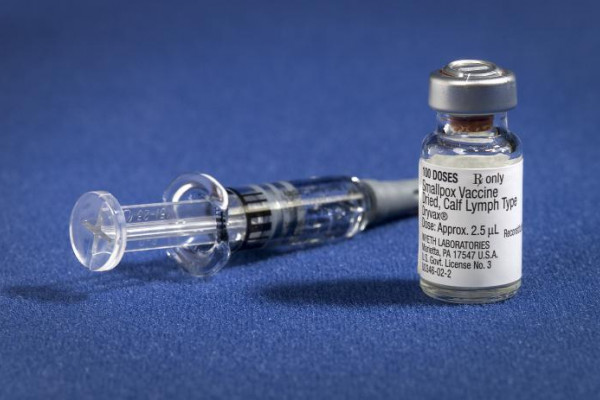 天花疫苗稀释剂在注射器旁边的小瓶Dryvax®干天花疫苗。牛痘(天花)疫苗是从小牛淋巴中提取的，目前在美国获得许可，是一种冻干的活病毒制剂。