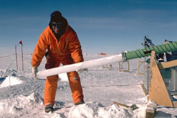 图2:在南极洲钻探冰芯。