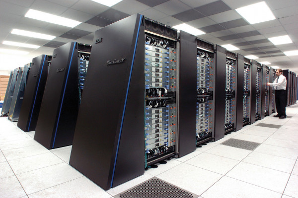 阿贡国家实验室的蓝色基因/P超级计算机在室温下运行超过25万个处理器，这些处理器分布在72个机架/机柜中，通过高速光网络连接