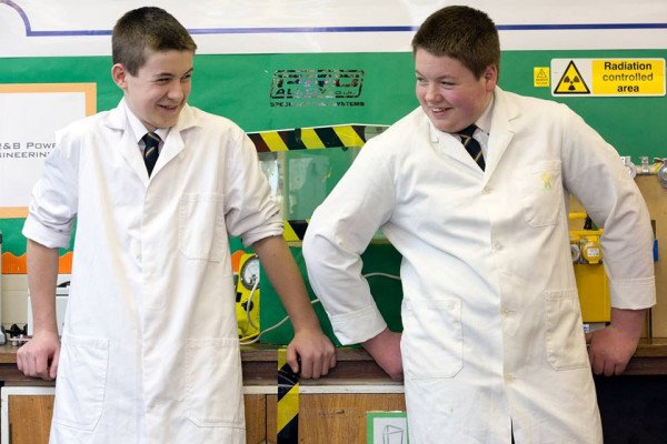 杰米·爱德华兹(左)和乔治·巴克(右)在普雷斯顿的彭沃瑟姆修道院学院，杰米成为迄今为止最年轻的核聚变科学家。