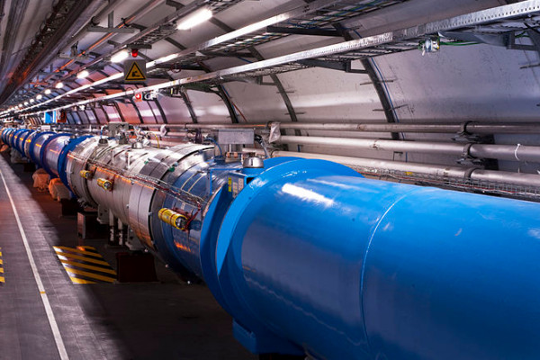 欧洲核子研究中心(CERN)的大型强子对撞机(LHC)是世界上最大的粒子加速器，科学家们正在通过粉碎原子来寻找暗物质。大型强子对撞机隧道区域3-4，区域2的视图