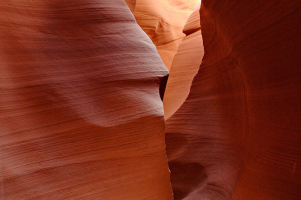 在较低的羚羊峡谷,featuring red sandstone corridors.