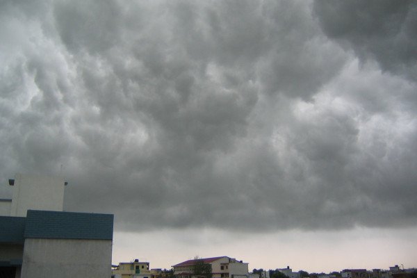 这是印度勒克瑙市上空的黑色暴雨季风云。