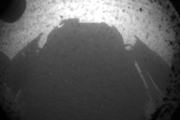 2012年8月5日，火星科学实验室(好奇号)成功登陆火星后拍摄的首批照片之一