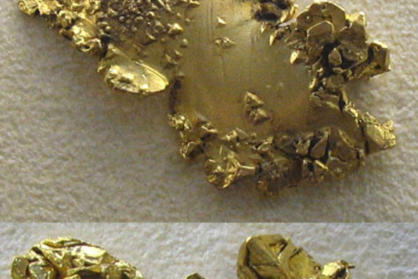 两张照片的拼贴，展示了3块天然黄金。最上面的作品来自加利福尼亚州的华盛顿矿区，最下面的两个来自澳大利亚的维多利亚州。下面的两幅画描绘了八面体的结构。这些照片是在……