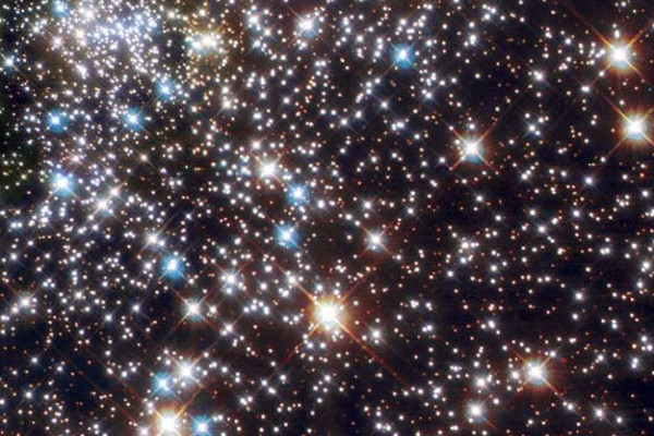 哈勃太空望远镜拍摄的NGC 6397的图像，有一些蓝离散星的证据。
