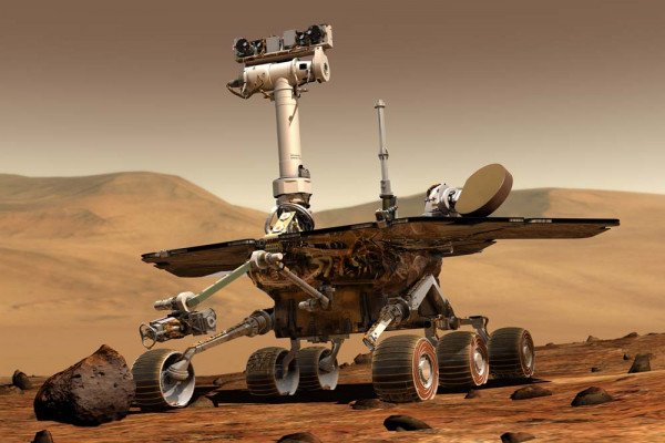 一位艺术家的概念图描绘了美国宇航局在火星表面的火星探测漫游者。2003年发射和2004年1月到达火星上的两个地点已经建造了两个漫游车。每个探测车都有机动性和工具包，可以作为一个机器人地质学家。