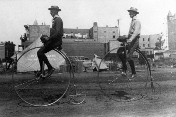 两个男人骑penny-farthingsin Los Angeles, California, 1886.