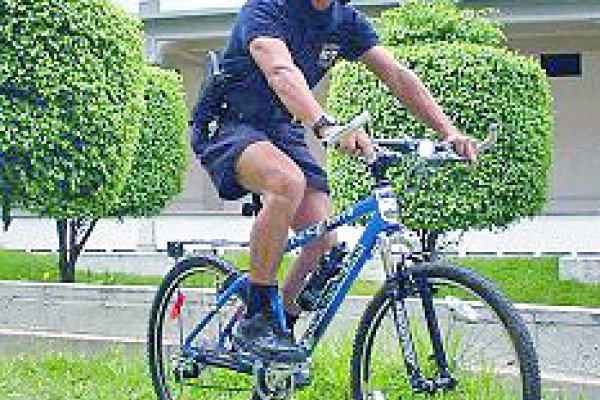 骑自行车的警察