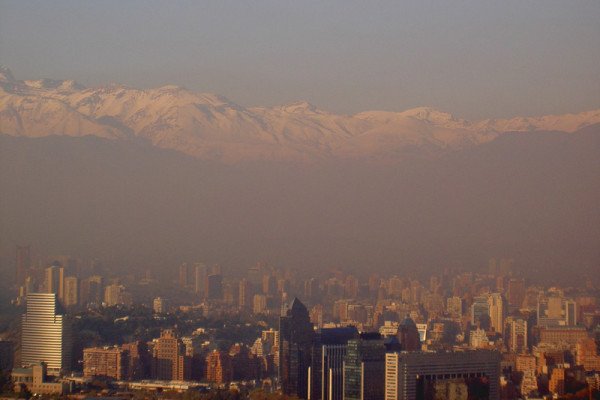 智利圣地亚哥上空的烟雾。这可能是由大气中的氮氧化物引起的。