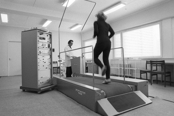 第22届夏季奥运会期间，在奥运村医疗中心功能诊断和运动测试室的跑步机上进行测试。