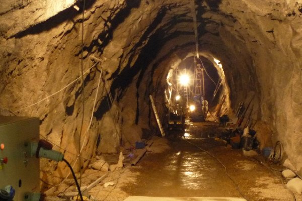 法国地下900英尺的隧道，进行流体注入实验的地方