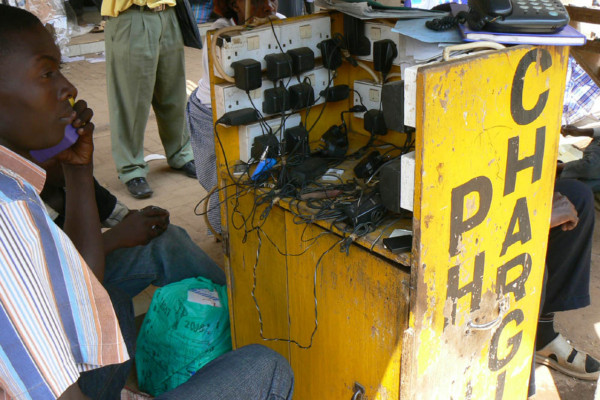 乌干达-移动电话充电服务
