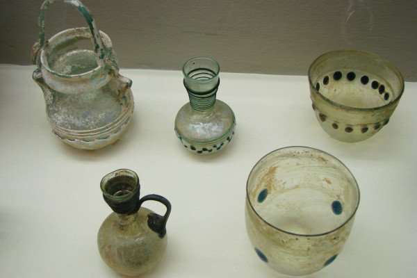 精选4世纪高卢罗马玻璃，来自法国马恩的圣雷米·兰斯博物馆。