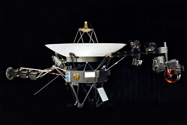 美国宇航局的两个相同的旅行的照片r space probes Voyager 1 and Voyager 2 launched in 1977.