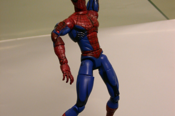 图1b:蜘蛛侠玩具挂在玻璃板上，用壁虎胶带固定。接触面积约0.5cm2，承载>100g。在拍摄这张照片之前，这个玩具已经贴在了几个表面上。