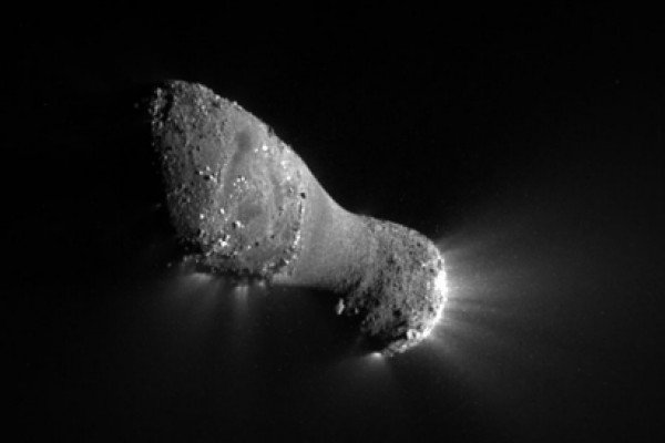 这张图片显示了彗星103P/Hartley 2的特写。这张照片是由美国宇航局的EPOXI任务拍摄的，该任务于2011年11月4日飞过彗星。彗星103P/Hartley 2是一颗木星族彗星，轨道周期为6.46年，近日点在木星附近。