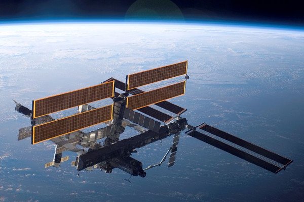 轨道上的国际空间站(ISS)，由发现号航天飞机拍摄