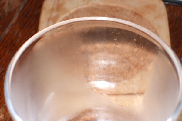 一个杯子的一个区域被稀释的洗洁精覆盖，然后被吸入
