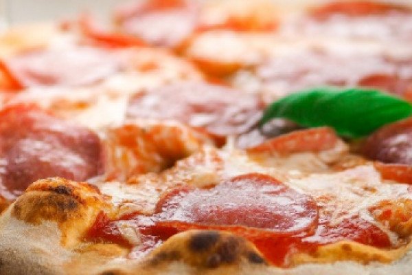 对食物满意度的研究发现，与经常更换品牌的人相比，坚持使用一个披萨品牌的人可能会觉得它更有饱腹感。