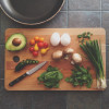 这是一幅of a chopping board full of vegetables