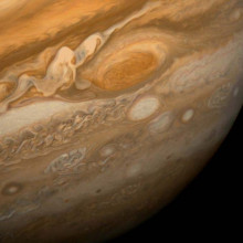 从看到的大红斑旅行者1号这个半径标注matic view of Jupiter's Great Red Spot and its surroundings was obtained by Voyager 1 on February 25, 1979, when the spacecraft was 5.7 million miles (9.2 million kilometers) from Jupiter. Cloud...