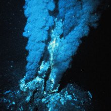 黑烟-深海热液喷口释放富含矿物质的过热水。像这样的火山口支持着许多极端的生命形式(极端微生物)。