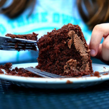 这是一张某人吃巧克力蛋糕的照片