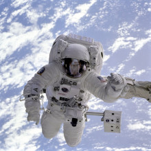 这是一张宇航员在太空行走的照片