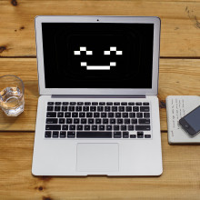微笑的笔记本电脑