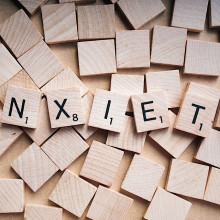 用拼字板拼出的“焦虑”这个词。
