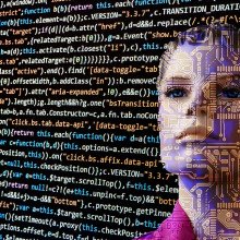 计算机代码墙后面是一个机器人模样的女人的脸。