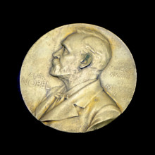 黑色背景上的诺贝尔奖奖牌。