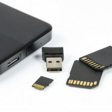 一个硬盘，一个u盘，还有一些SD卡。