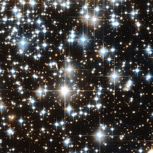哈勃望远镜拍摄的遥远恒星的图像显示了衍射产物。