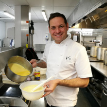 帕克酒馆主厨特里斯坦·韦尔奇示范如何制作合适的蛋奶冻