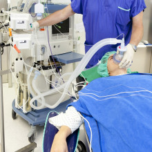 医院里戴着呼吸机的病人