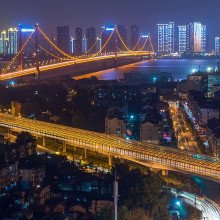 中国武汉市长江上的鹦鹉岛大桥。