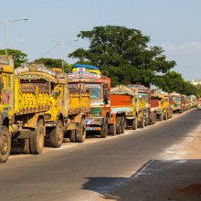 印度公路上的一排卡车。