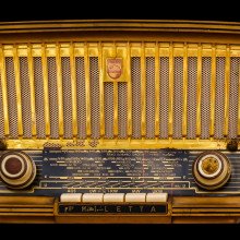 老式的棕金色收音机，