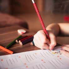 一个用铅笔写字的小女孩。