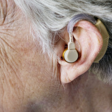 耳朵里有助听器