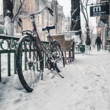雪地里的一辆自行车