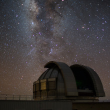 一个巨大的天文望远镜映衬着漆黑的星空。