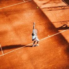 网球运动员把球抛向空中