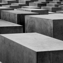 柏林大屠杀纪念馆的灰度照片