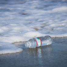 海滩上一个被丢弃的塑料瓶